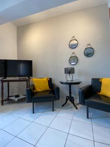 Televízia a/alebo spoločenská miestnosť v ubytovaní Loft in the Heart Of City Center