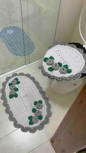 a bathroom with two plates on the floor of a shower at Novo apartamento Smart em São Paulo Pirituba in Sao Paulo +16 photos