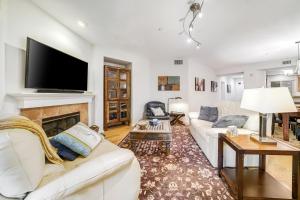 Μια τηλεόραση ή/και κέντρο ψυχαγωγίας στο Ocean Pointe Getaway Coastal condo with ocean-view pool, private patio, grill, & AC - walk to beach