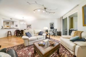 Χώρος καθιστικού στο Ocean Pointe Getaway Coastal condo with ocean-view pool, private patio, grill, & AC - walk to beach