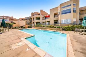 Πισίνα στο ή κοντά στο Ocean Pointe Getaway Coastal condo with ocean-view pool, private patio, grill, & AC - walk to beach