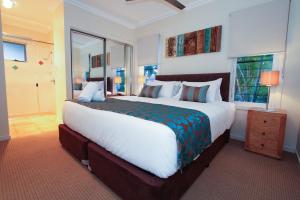 a bedroom with a large bed in a room at Edge on Beaches in Agnes Water