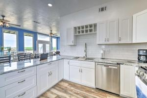 Kuchyň nebo kuchyňský kout v ubytování Lakefront Wichita Falls Home with Pool and Hot Tub