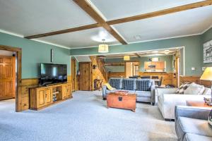 - un salon avec un canapé et une télévision dans l'établissement Beautiful Carriage House with Central Location!, à Jackson
