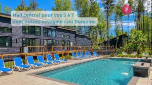 una piscina con tumbonas y una casa en La Marie-Clémentine de Portneuf / Private hot tub, Pool & Billard, en Pont-Rouge