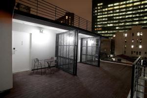 Habitación con balcón con mesa y edificio en K-POP Hotel Seoul Tower, en Seúl