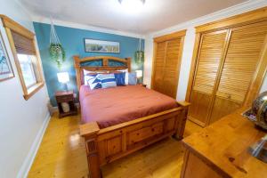 Säng eller sängar i ett rum på The charming Glenn Cottage! Walk to Lake Michigan!