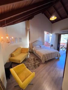 1 dormitorio con 1 cama y 1 sofá en Pousada Hinckel en Barracão