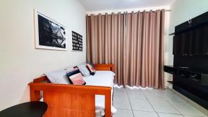 um pequeno quarto com uma cama e um piano em Jardim Botanico2010 wifi Garagem portaria confort em Ribeirão Preto