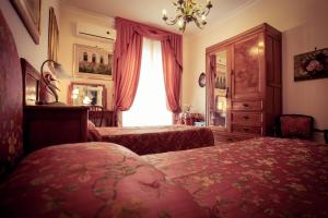 A bed or beds in a room at La Quercia Antica B&B