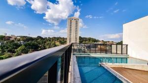 uma vista a partir da varanda de um edifício com piscina em Infinite-WIFI-Garagem-Self check-in-Pet friendly em Ribeirão Preto