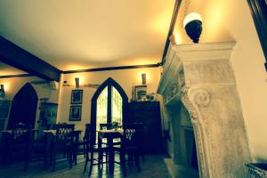A restaurant or other place to eat at La Quercia Antica B&B