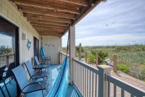 Balkón nebo terasa v ubytování BEAUTIFUL BEACHFRONT-Oceanfront First Floor 2BR 2BA Condo in Cherry Grove, North Myrtle Beach! RENOVATED with a Fully Equipped Kitchen, 3 Separate Beds, Pool, Private Patio & Steps to the Sand!