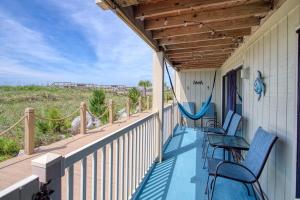 Balkón nebo terasa v ubytování BEAUTIFUL BEACHFRONT-Oceanfront First Floor 2BR 2BA Condo in Cherry Grove, North Myrtle Beach! RENOVATED with a Fully Equipped Kitchen, 3 Separate Beds, Pool, Private Patio & Steps to the Sand!