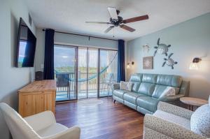 Posezení v ubytování BEAUTIFUL BEACHFRONT-Oceanfront First Floor 2BR 2BA Condo in Cherry Grove, North Myrtle Beach! RENOVATED with a Fully Equipped Kitchen, 3 Separate Beds, Pool, Private Patio & Steps to the Sand!
