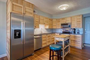 Kuchyň nebo kuchyňský kout v ubytování BEAUTIFUL BEACHFRONT-Oceanfront First Floor 2BR 2BA Condo in Cherry Grove, North Myrtle Beach! RENOVATED with a Fully Equipped Kitchen, 3 Separate Beds, Pool, Private Patio & Steps to the Sand!