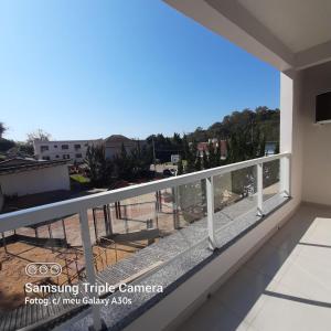 a room with a balcony with a view at Pousada Bel Vedere in Vespasiano Corrêa