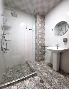 Un baño con ducha de cristal y lavabo. en Avlabari Apartment - NEW ONE, en Tiflis 30 fotos más