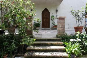 A garden outside La Quercia Antica B&B