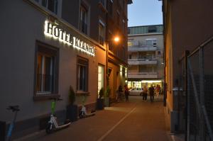un edificio con un cartel que lee Hotel Kerkhof en Self Service Hotel Kernhof Langstrasse, en Zúrich