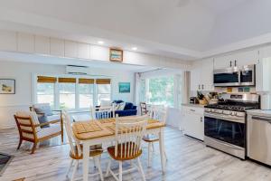 cocina y comedor con mesa y sillas en Sea House, en Chatham