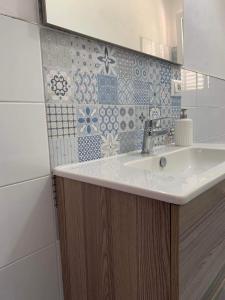 La salle de bains est pourvue d'un lavabo et d'un miroir. dans l'établissement Casa Simetite, à Granelli