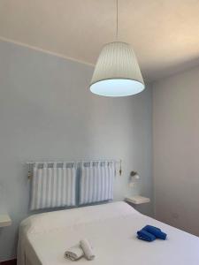 - une chambre avec un lit et 2 serviettes dans l'établissement Casa Simetite, à Granelli