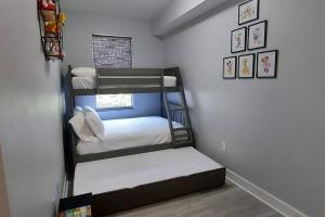 A bed or beds in a room at Modern Townhouse with Pool Close to Disney & Silver Spurs Arena