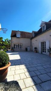 Um edifício com um cesto de basquetebol à frente. em Clos de la ruche em Cour-sur-Loire