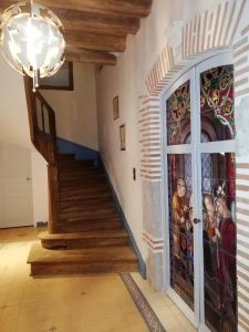 una escalera con una puerta de vidriera en una casa en Clos de la ruche, en Cour-sur-Loire