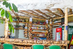 um bar com garrafas de álcool na parede em KISIMANI ECO RESORT & SPA LTD em Isiolo