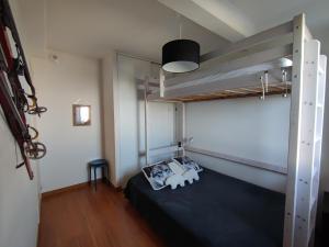 a bedroom with a bunk bed in a room at Le Cosy Pyrénées pied de pistes Sérias in Germ