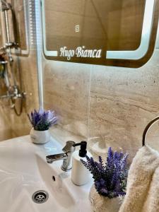 Ένα μπάνιο στο Hugo Bianca LUX