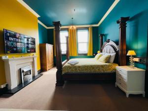 1 dormitorio con 1 cama y chimenea en PHOENIX Boutique Apartments, en Goole