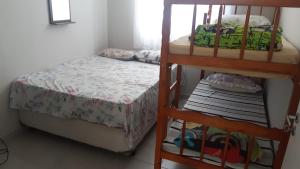1 dormitorio con 1 litera y 1 cama pequeña en Cond. Vista Atlântico, en Itapema