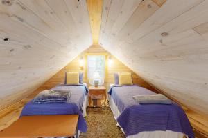 ein Zimmer mit 2 Betten in einem winzigen Haus in der Unterkunft Loon Cove in Waterville