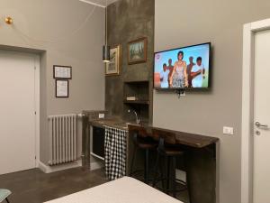 Televízia a/alebo spoločenská miestnosť v ubytovaní Hotel Calypso