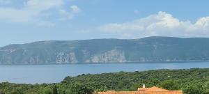 widok na zbiornik wodny z górą w obiekcie Luxury villas White Sails w mieście Pinezići