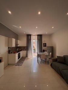 a living room with a couch and a table at Casa di Mimì in Gela
