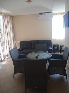 sala de estar con sofá, mesa y sillas en VACACIONES ARCO IRIS A−904, en Atacames
