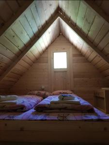 フォチャにあるAdventure Taraの木製の屋根裏部屋(ベッド2台付)