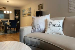 Coin salon dans l'établissement Getaway to iki Tampa is an End Unit Townhome - Close to Tampa Bay & Downtown - Minutes to Airport