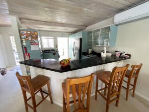 Posezení v ubytování Nanpa, Luxury Family Three Bed Villa, St James West coast, Private pool