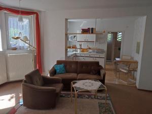 ein Wohnzimmer mit einem Sofa und einem Tisch in der Unterkunft Ferienwohnung Walter - Friedrichroda in Friedrichroda