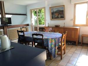 ein Esszimmer mit einem Tisch und Stühlen sowie eine Küche in der Unterkunft Villa au cœur des vignes de Chavignol in Sancerre