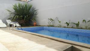 - une piscine dans une cour ornée de plantes dans l'établissement Hospedagem Lirio, à Bragança Paulista