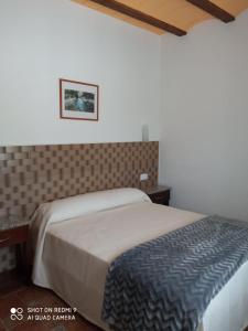 A bed or beds in a room at Casa rural PERALTA S CAZORLA PISCINA COMPARTIDA