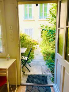 una puerta abierta a una habitación con un camino en La petite Maison dans la Croix Rousse, en Lyon