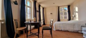 Ein Bett oder Betten in einem Zimmer der Unterkunft An Den Wiesen Gasthaus am Finowkanal