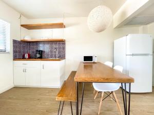 好萊塢的住宿－The Delmar，厨房配有木桌和白色冰箱。